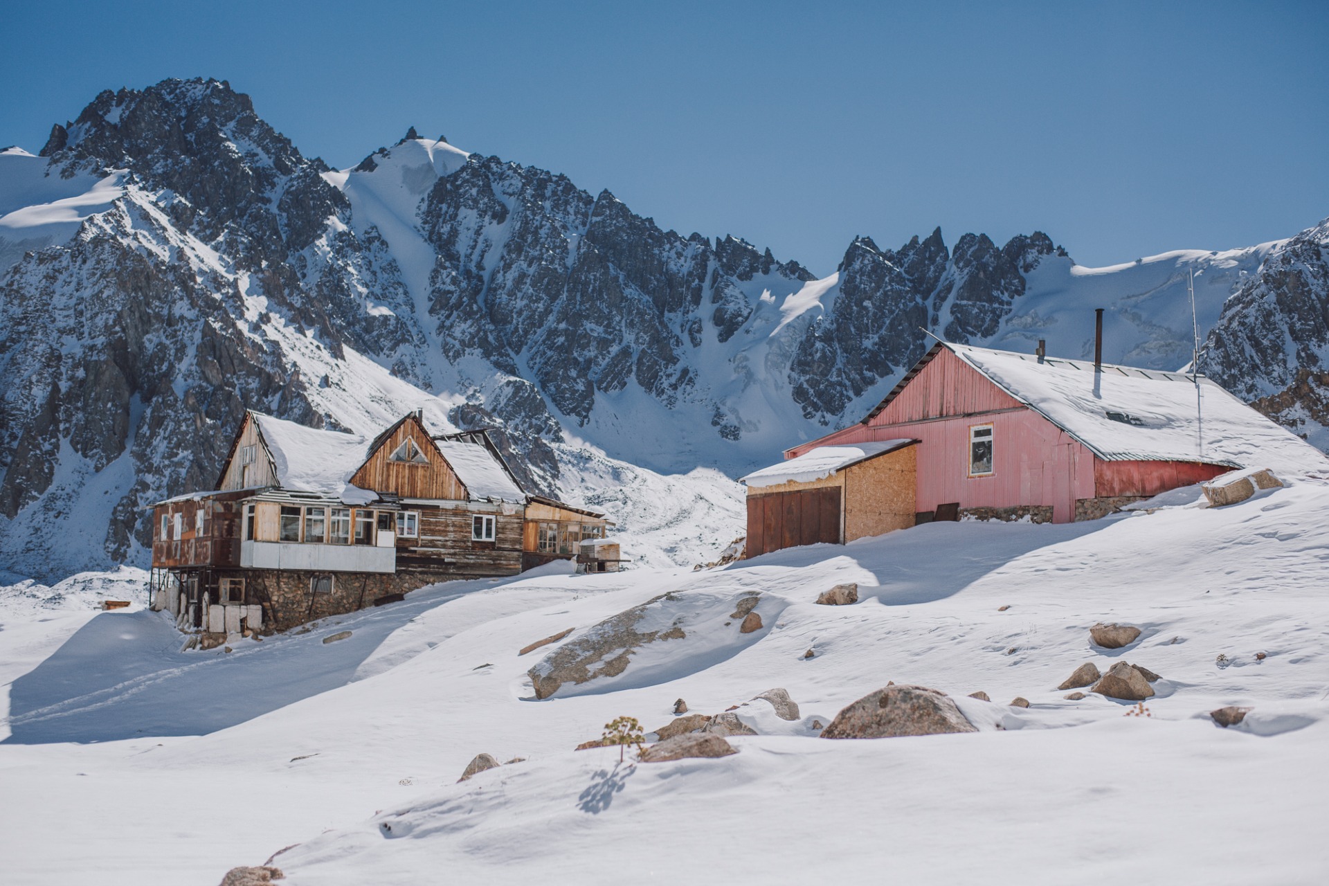 Tuyuk Su-1 research station and Igly Tuyuk-su peak