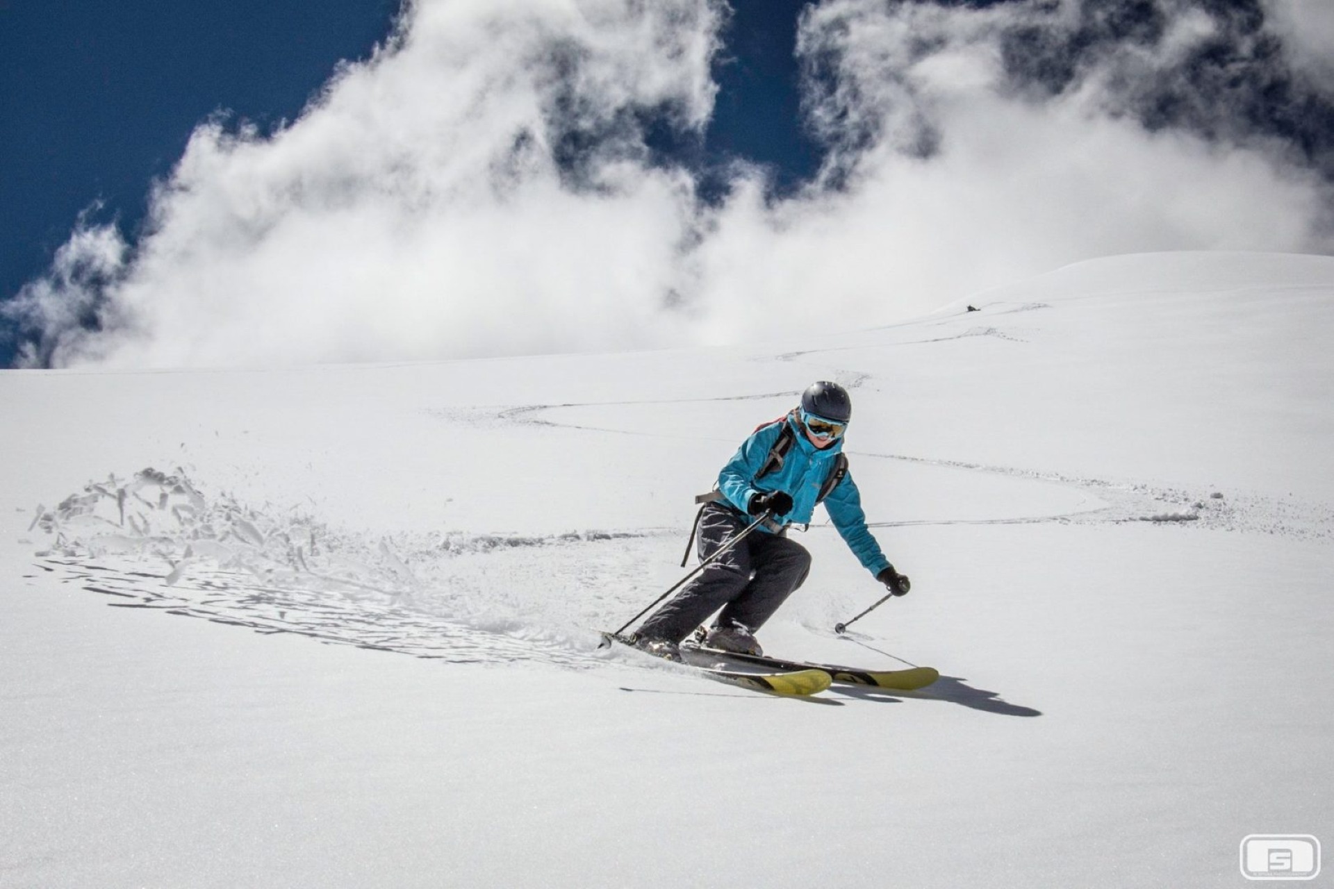 skiing from Karlytau peak