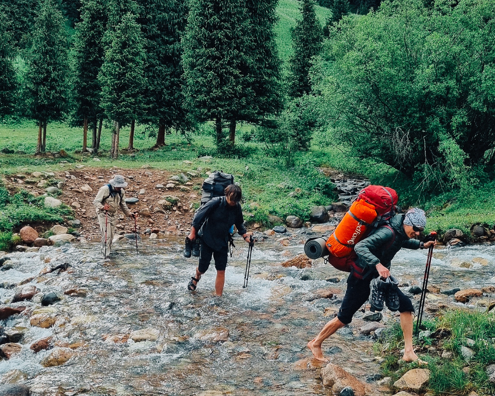 Hike crossing the Turgen river 